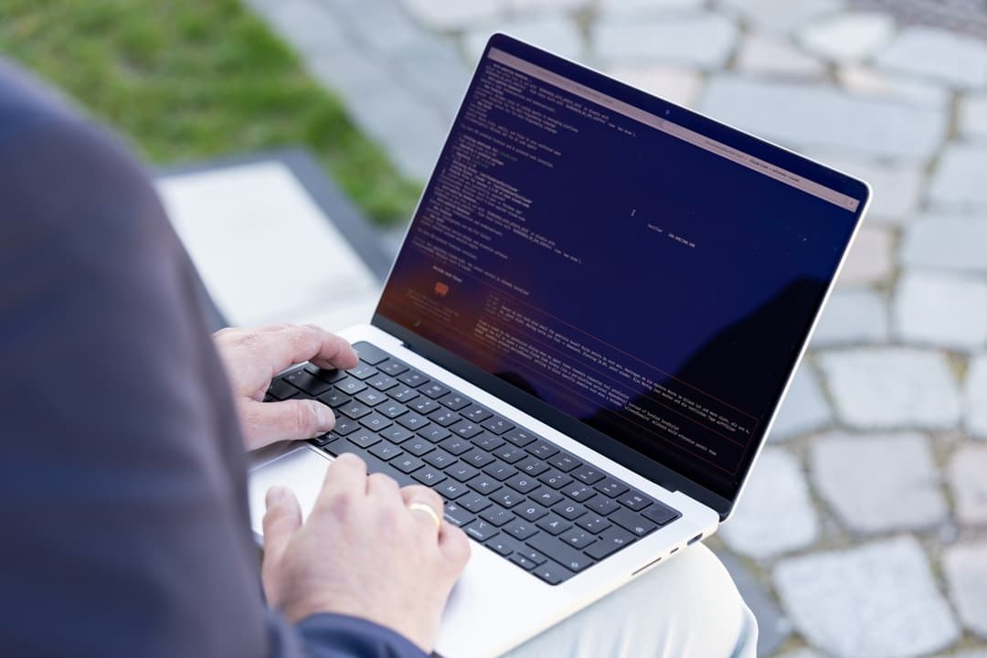 Olcay Chasan - am Laptop, im Hamburger Hafen